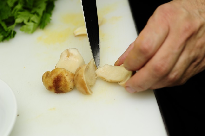 Soubory telecího masa s bílými houbami a parmezánovým krémem (foto) - recept s fotografiemi