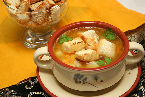 Sopa de ervilha com carnes e croutons defumados é fácil de cozinhar!