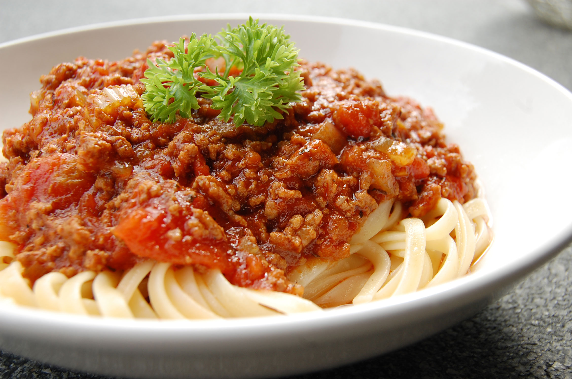 Макароны гнезда с томатным соусом. Spaghetti bolognese. Мясной соус ''болоньезе''. Паста болоньезе с фаршем и томатной пастой. Джемелли болоньезе.