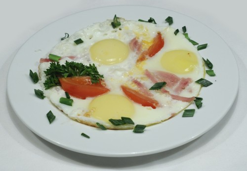 Huevos con tocino y tomates