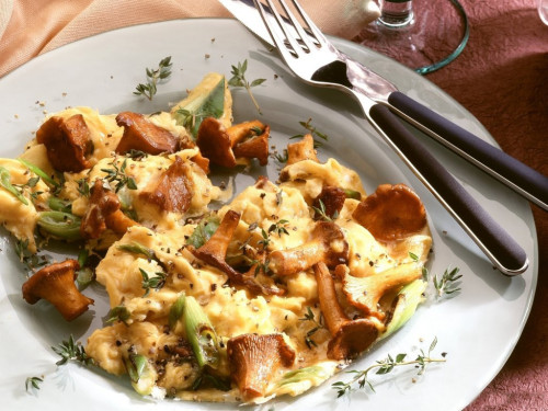 eggs in a slow cooker with chanterelles