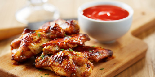 Chicken wings with sriracha sauce