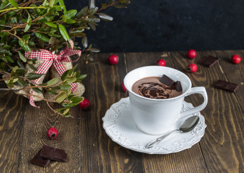 Taza de chocolate caliente sobre fondo de madera vintage