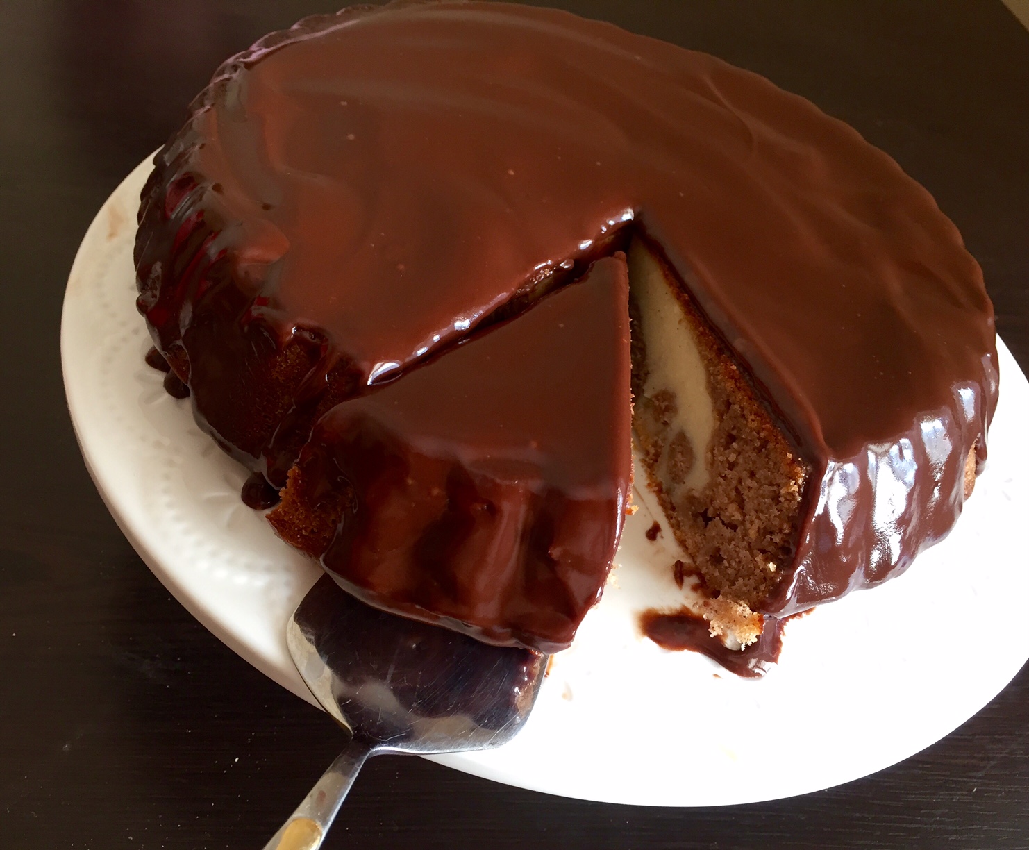 Пирог с шоколадной глазурью