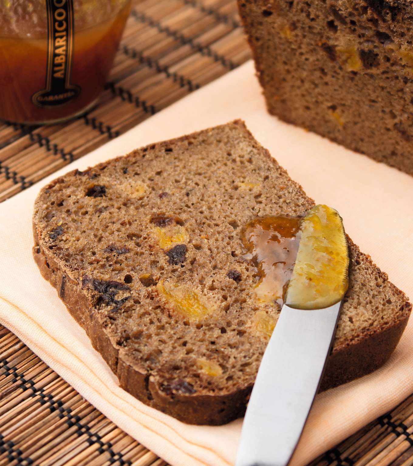 Вкусный хлеб в мультиварке рецепты. Необычный хлеб. Ржаной хлеб в мультиварке. Хлеб с семечками и сухофруктами. Ржаной хлеб с сухофруктами.