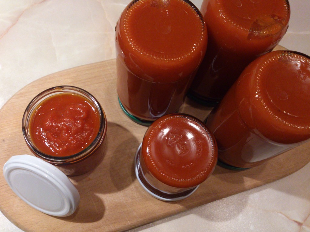 Рецепт помидоры соус в домашних условиях. Кетчуп. Домашний кетчуп из помидор на зиму. Домашний кетчуп в банках. Соус кетчуп.