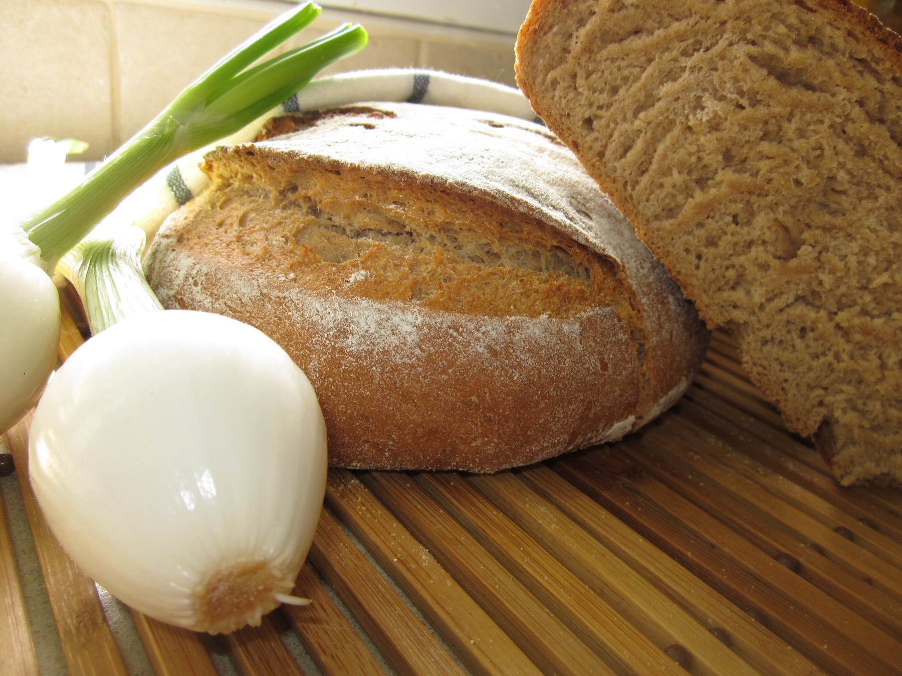 Ржаной хлеб без дрожжей в хлебопечке рецепт. Хлеб на кефире без дрожжей. Луковый хлеб. Диетический хлеб. Низкокалорийный хлеб.