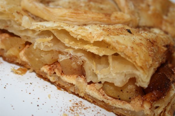 творожный пирог с яблоками рецепт в мультиварке. 1316156447 sloenyy pirog s yablokami i tvorogom. творожный пирог с яблоками рецепт в мультиварке фото. творожный пирог с яблоками рецепт в мультиварке-1316156447 sloenyy pirog s yablokami i tvorogom. картинка творожный пирог с яблоками рецепт в мультиварке. картинка 1316156447 sloenyy pirog s yablokami i tvorogom. 1. Для того чтобы творог был однородным, рекомендую перед приготовлением протереть его через мелкое сито или измельчить блендером. Если у вас нет на это времени, то можно сразу купить такое же количество мягкого творога в тубусе.